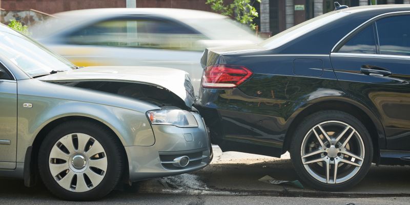 Ein Auffahrunfall mit zwei Autos